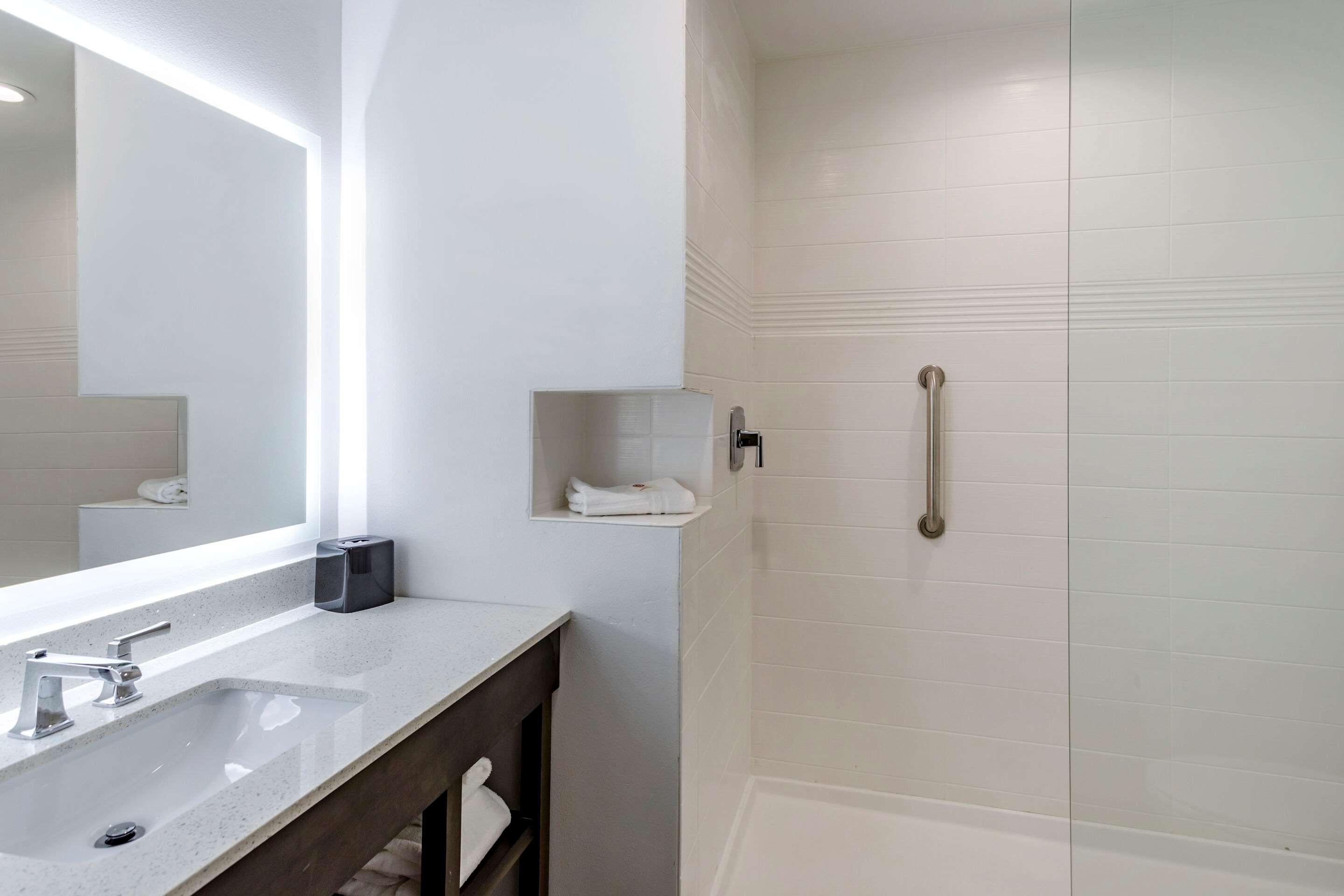 Comfort Inn & Suites Олив-Бранч Экстерьер фото
